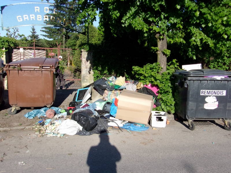 Wielka sterta śmieci przy ulicy Koronowskiej