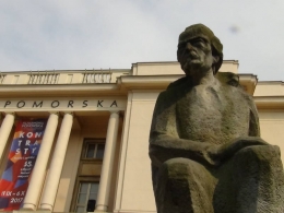 Pomnik I. J. Paderewskiego przed Filharmonią Pomorską 