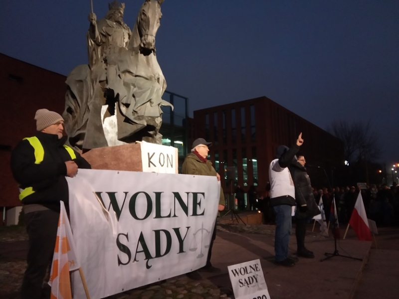 W całej Polsce wyrażali solidarność z niepokornymi sędziami. W Bydgoszczy obecny był prezydent i sędziowie