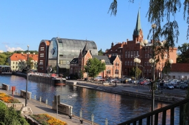 Więcej turystów odwiedza Toruń, ale wolą zatrzymywać się w Bydgoszczy
