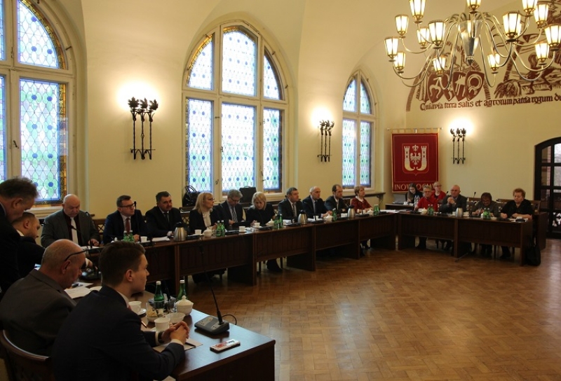 Rada Miejska w Inowrocławiu potępiła stosowanie ,,mowy nienawiści”