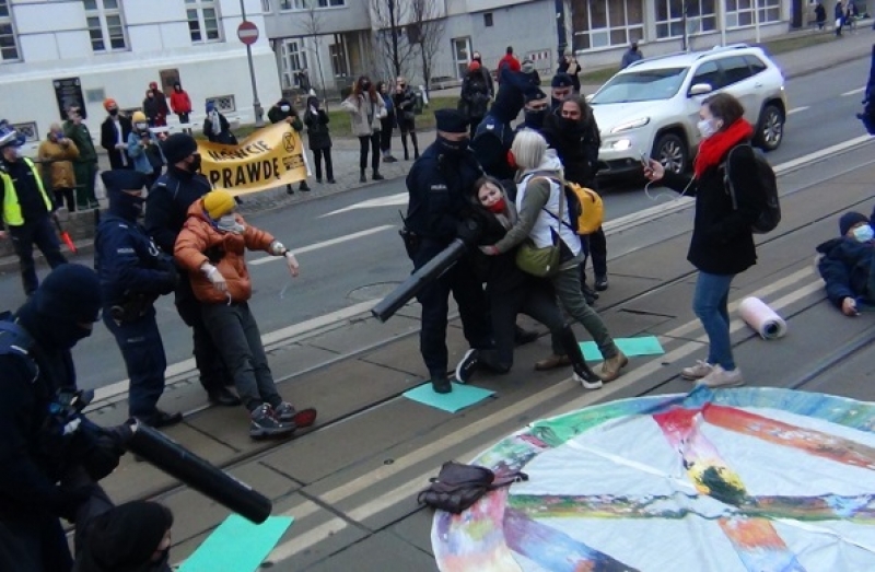 Aktywiści zablokowali na pół godziny Jagiellońską. Domagali się realnych działań na rzecz klimatu