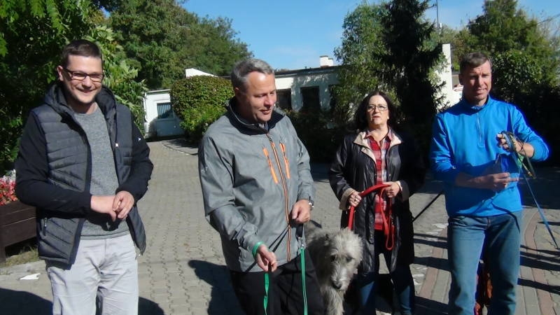 Prezydent Bruski promował spacery z psami z bydgoskiego schroniska