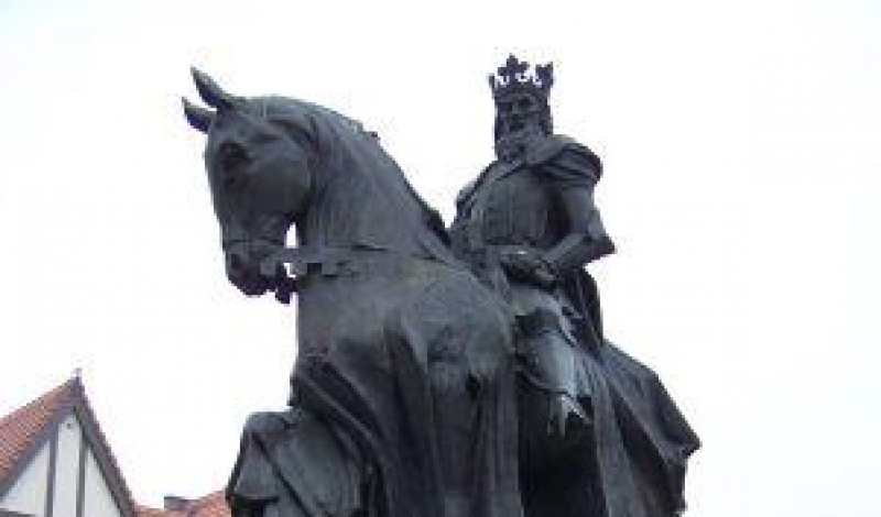 Prezydent uparty na przeniesienie pomnika króla Kazimierza Wielkiego?
