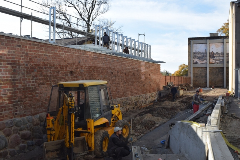Realizowane są kolejne prace związane z renowacją zabytkowego muru