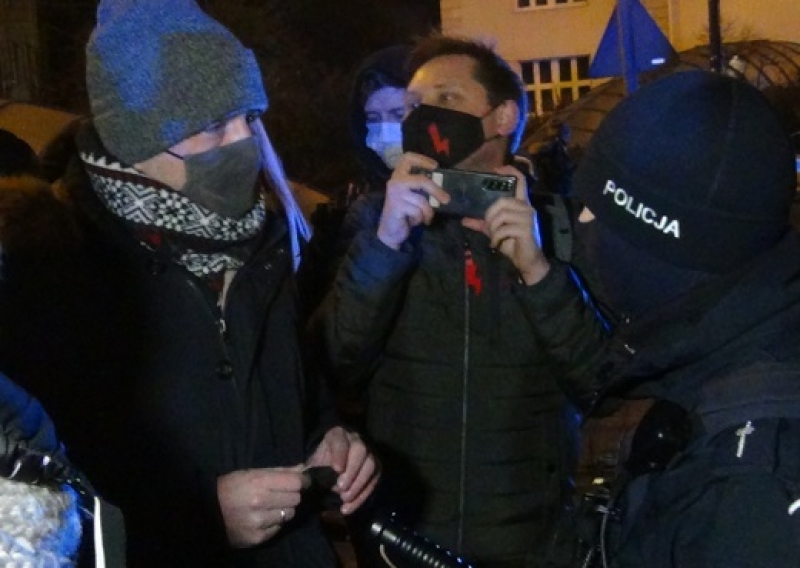 W piątkowy wieczór protestujący blokowali ruch na Jagiellońskiej. Posłanka odepchnięta przez policjanta