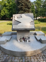 Pomnik św. Jana Pawła II został posprzątany