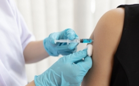 Coraz wyraźniejsze spowolnienie programu szczepień (raport szczegółowy)