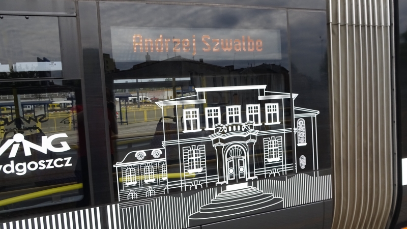 Sto lat temu urodził się Andrzej Szwalbe. W trasę ruszył wyjątkowy tramwaj z jego wizerunkiem
