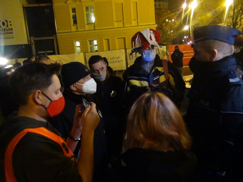 Demonstrujący do policjanta informującego o epidemii: ,,Nie strasz, bo się zesrasz”