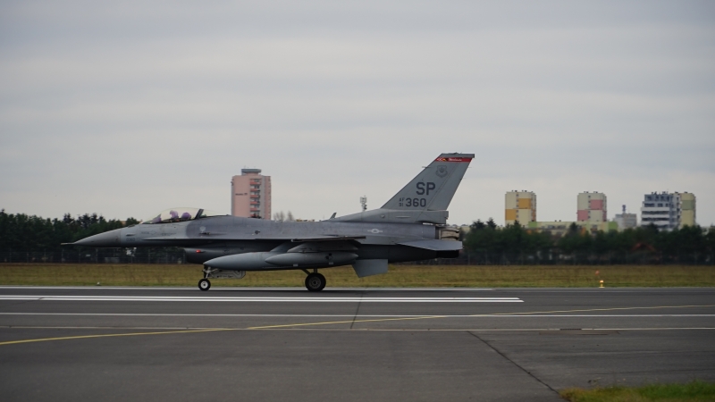 Do Bydgoszczy przyleciał amerykański F-16. To kolejny samolot jaki będzie tutaj serwisowany