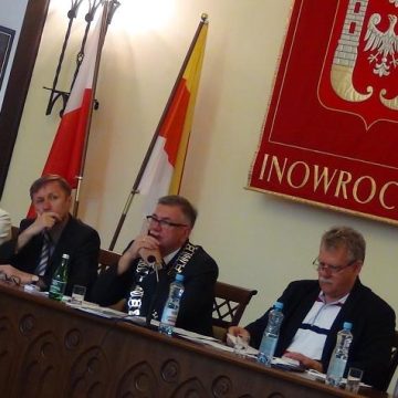 3e81cab1020d6abbc6bd5d3d8bef66d2 Walka o prawa powiatu nie połączyła inowrocławskich radnych