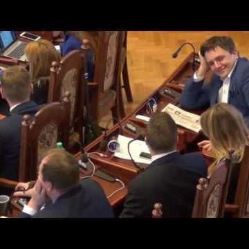 Młodym radnym strasznie się nudzi na obradach [wideo]
