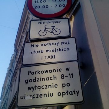 Dziwna tabliczka dotycząca parkowania przy ulicy Długiej
