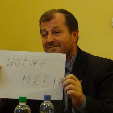 e5ccb9755f70a0744fbcfc269ba11555 Działacze CWZS uciekli przed dziennikarzami!