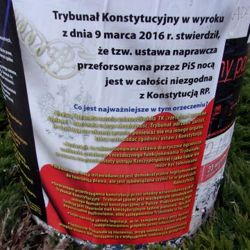 KOD plakatami przypomina o sprawie Trybunału Konstytucyjnego