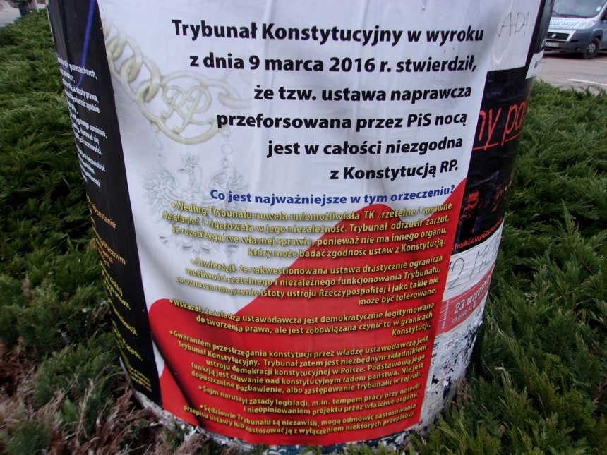 KOD plakatami przypomina o sprawie Trybunału Konstytucyjnego