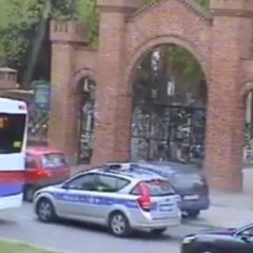 Policja ujawnia nagranie z ,,eskorty” na porodówkę