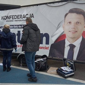 Bilbord polityczny i policyjni technicy kryminalni