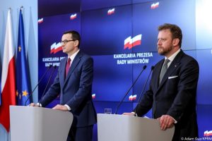 Szumowski: przygotowujemy regulacje mające ograniczyć pracę personelu medycznego w wielu miejscach f0fa4c062fb09e06112f2fd899ea1a57