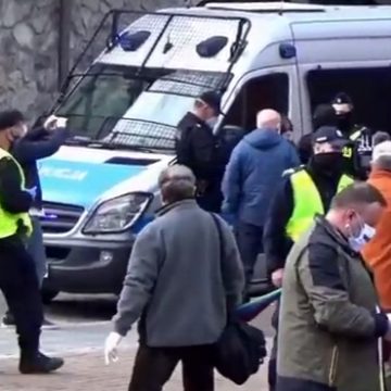 Manifestowali przed pomnikiem Kazimierza Wielkiego. Interweniowała policja