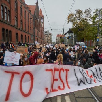 Rada Miasta Bydgoszczy solidaryzuje się z protestującymi. Radni PiS próbowali zakłócać wystąpienia, puszczono nawet Rotę