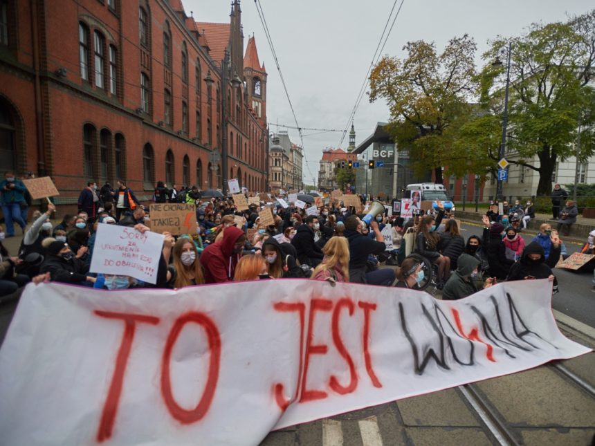 Rada Miasta Bydgoszczy solidaryzuje się z protestującymi. Radni PiS próbowali zakłócać wystąpienia, puszczono nawet Rotę