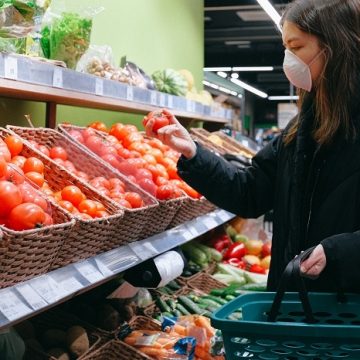 Polacy mają już dosyć czytania o koronawirusie, ale go nie bagatelizują