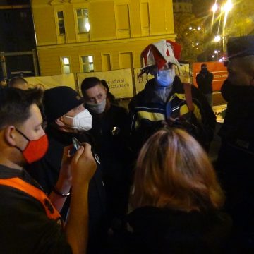 Demonstrujący do policjanta informującego o epidemii: ,,Nie strasz, bo się zesrasz”