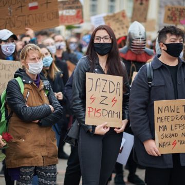 Tak negatywnie do Kościoła Polacy nie byli jeszcze nastawieni. Młodzież skręca w lewo