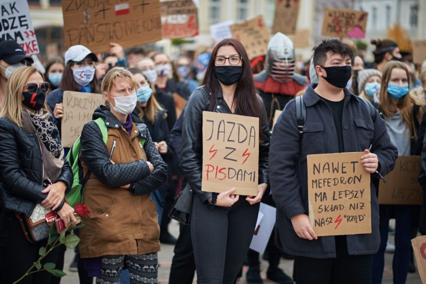 Tak negatywnie do Kościoła Polacy nie byli jeszcze nastawieni. Młodzież skręca w lewo