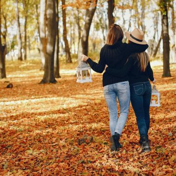 Wielki powrót jeansów damskich MOM – zobacz, jak je nosić