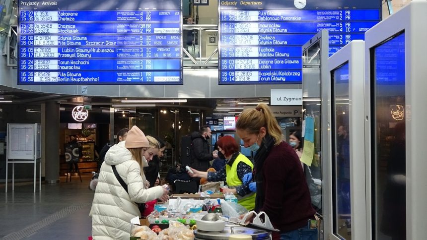 Przez bydgoski dworzec przewija się już mniej uchodźców, ale wolontariusze nadal pomagają