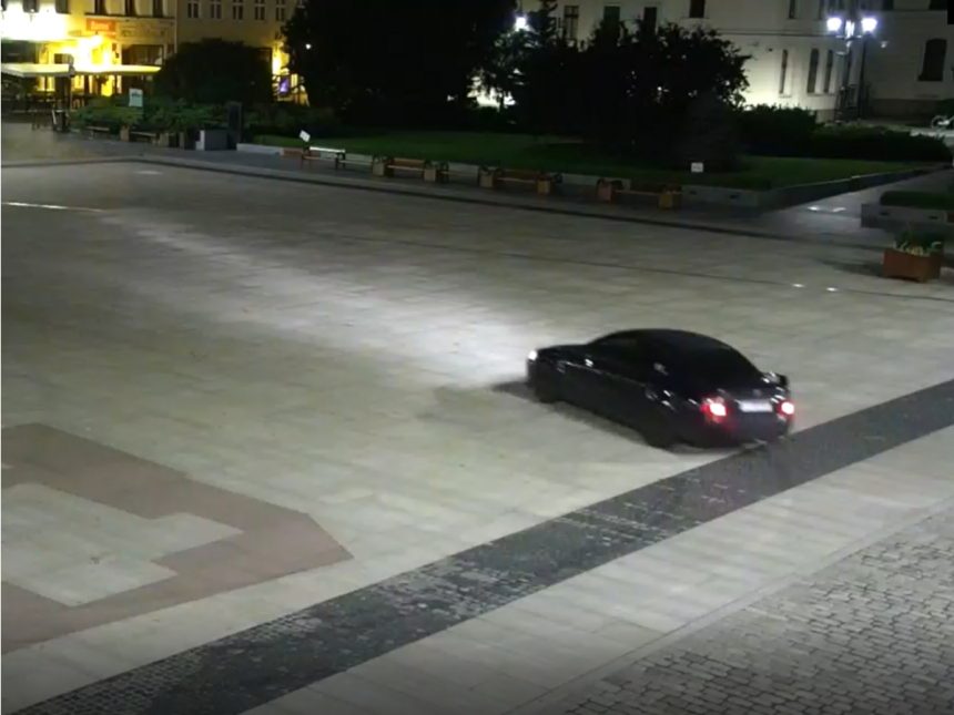 Wykonywał Hondą niebezpieczne manewry na płycie Starego Rynku. Jego dane trafiły do policji