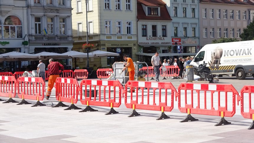 Widoczne efekty czyszczenia płyty Starego Rynku