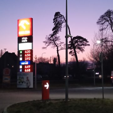 Część stacji benzynowych przedłuża wakacyjne rabaty. Ekspert przewiduje, że ceny i tak będą drożeć, szczególnie diesel.