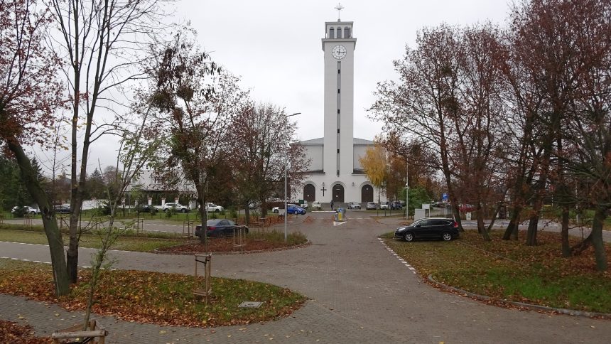 Nowy parking stoi prawie cały pusty, tymczasem obok dziesiątki samochodów stoją jeden na drugim. To jest absurd!