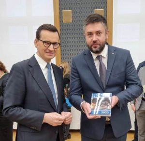 Na nowy rok warto zaopatrzyć się w Kalendarz Bydgoski. Egzemplarz trafił do premiera a46a7dc19c2c87928527e1cfd49d9012
