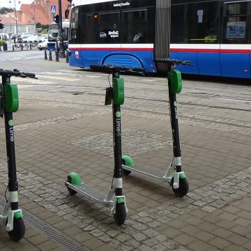 Hulajnoga elektryczna potrąciła starszą kobietę. Policja szuka świadków