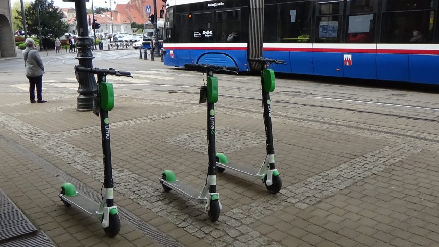 Hulajnoga elektryczna potrąciła starszą kobietę. Policja szuka świadków