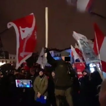 c443ef644db1a0d6cf488e4aae57af77 Zapadł wyrok za grożenie posłom śmiercią na Starym Rynku w Bydgoszczy. Kara bezwzględnego więzienia