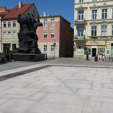4625c57db5f2f8d5821f8bd9ec18b19c Stary Rynek przeszedł już wiosenne czyszczenie