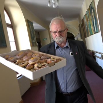 64220f996d5f9d9b480ea2e4187fcb7b Radny ,,niepełnosprawny” jak kelner dostarczył pączki zgłodniałemu szefowi partii Nowej Lewicy