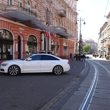 6fab35e296156f1b1431bf958fe7547d Z przed hotelu regularnie są odholowywane pojazdy