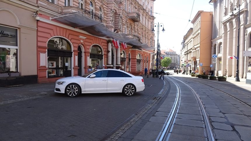 Z przed hotelu regularnie są odholowywane pojazdy