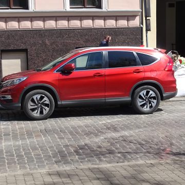 8dfd8f3ebac2ac71f557738e47ffd758 Pytamy publicznie – jak radny poruszający się bez problemów samodzielnie otrzymał kartę parkingową inwalidy?