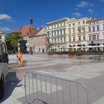 Wiosenne porządki na Starym Rynku. Trwa czyszczenie płyty