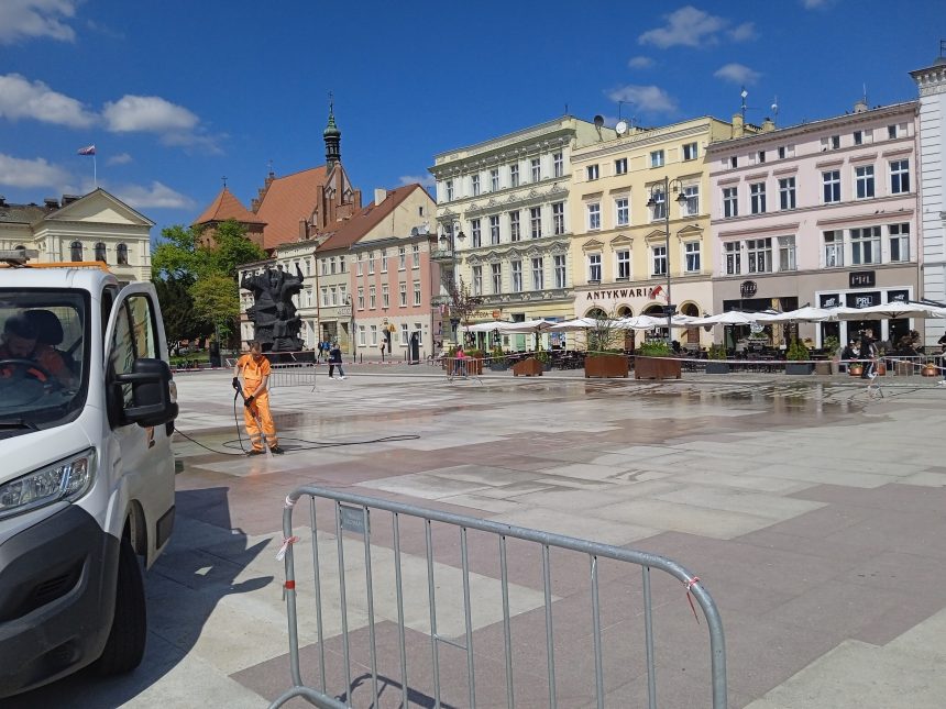 Wiosenne porządki na Starym Rynku. Trwa czyszczenie płyty