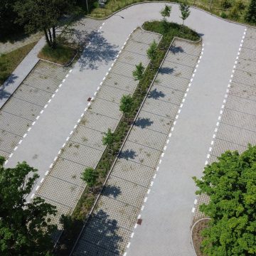 Parking powoli zarasta, ale nie ma pomysłu, aby oddać go mieszkańcom