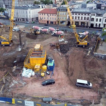 Nawet wieczorem na placu rozbudowy Opery Nova pracuje po kilka betoniarek